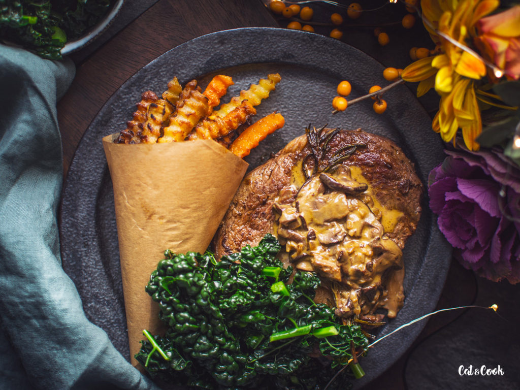 Steak s houbovou omáčkou a zeleninovými hranolky z M&S potravin